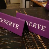 Настольная табличка из ПВХ с пленкой Oracal